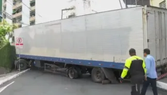 Carreta que bloqueou rua em Salvador por três dias após pneu estourar em ladeira é retirada