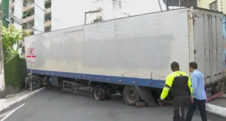Carreta que bloqueou rua em Salvador por três dias após pneu estourar em ladeira é retirada