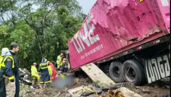 Carreta tomba sobre van e mata 9 membros de equipe de remo