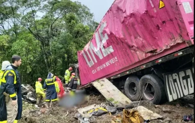 Carreta tomba sobre van e mata 9 membros de equipe de remo