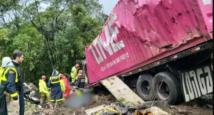 Carreta tomba sobre van e mata 9 membros de equipe de remo