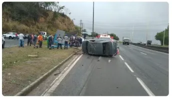 Carro bate em ponto de ônibus, mata duas pessoas e fere cinco na Rodovia do Contorno