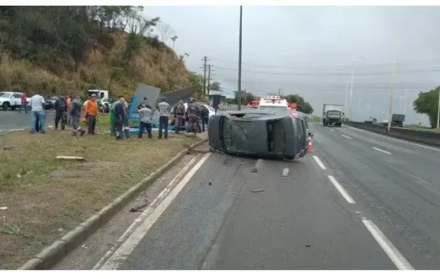 Carro bate em ponto de ônibus, mata duas pessoas e fere cinco na Rodovia do Contorno