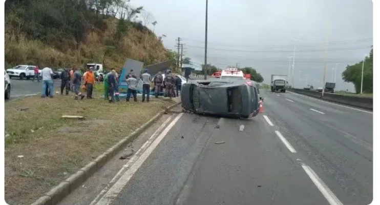 Carro bate em ponto de ônibus, mata duas pessoas e fere cinco na Rodovia do Contorno