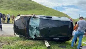  Carro capota e carona de 22 anos morre em rodovia de Alegre
