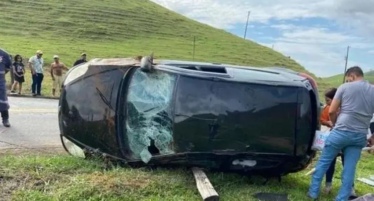  Carro capota e carona de 22 anos morre em rodovia de Alegre