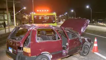 Carro e caminhão batem e vítimas são arremessadas para fora de veículo na BR-101