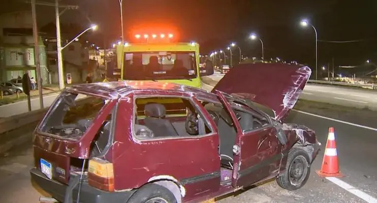Carro e caminhão batem e vítimas são arremessadas para fora de veículo na BR-101