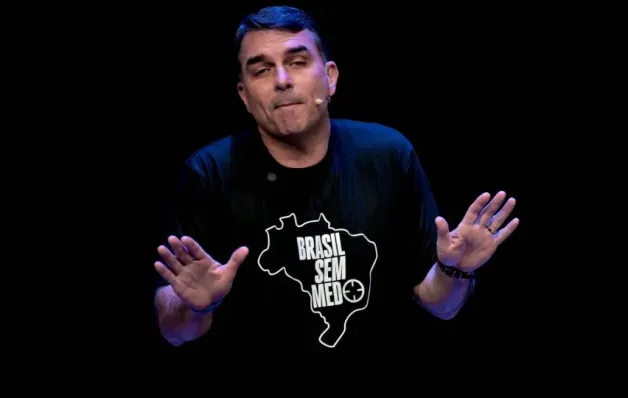 Carta a Flávio viola restrição e pode levar Bolsonaro de volta ao regime fechado