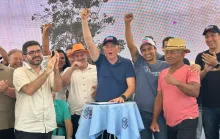 Casagrande anuncia investimentos e entrega 350 títulos de regularização em Linhares