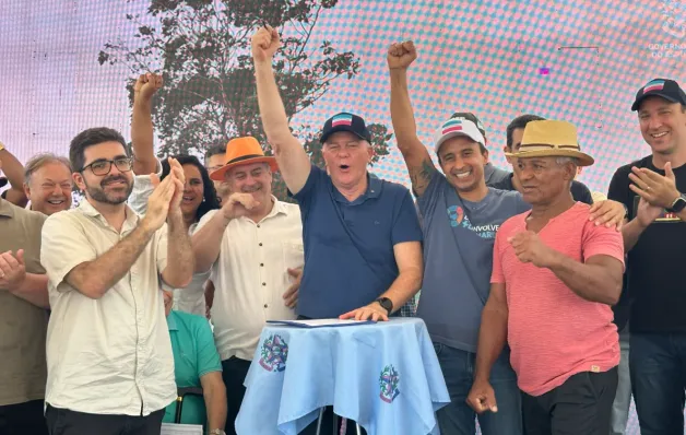 Casagrande anuncia investimentos e entrega 350 títulos de regularização em Linhares