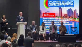 Casagrande destaca urgência de ações climáticas em encontro com prefeitos em Brasília