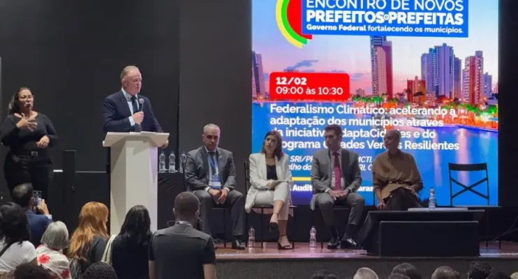 Casagrande destaca urgência de ações climáticas em encontro com prefeitos em Brasília