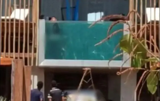 Casal é flagrado fazendo sexo em piscina transparente de pousada em TO