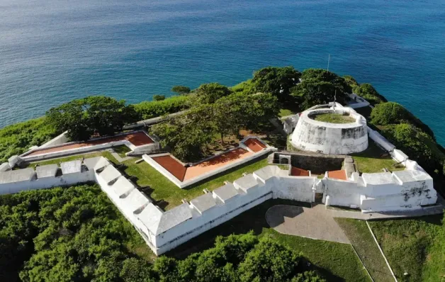 Casamento de bilionário brasileiro fecha ponto turístico em Fernando de Noronha.