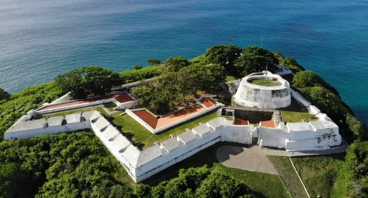 Casamento de bilionário brasileiro fecha ponto turístico em Fernando de Noronha.