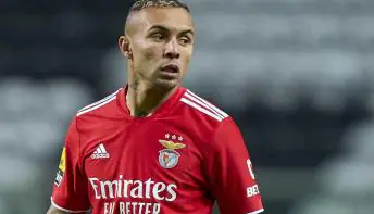 Cebolinha desembarca no Rio para assinar com Fla e sonha com Copa do Mundo