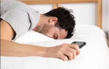 Checar celular assim que acorda indica traços de personalidade e pode impactar cérebro