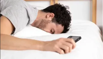 Checar celular assim que acorda indica traços de personalidade e pode impactar cérebro