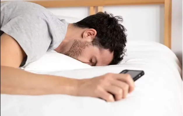 Checar celular assim que acorda indica traços de personalidade e pode impactar cérebro