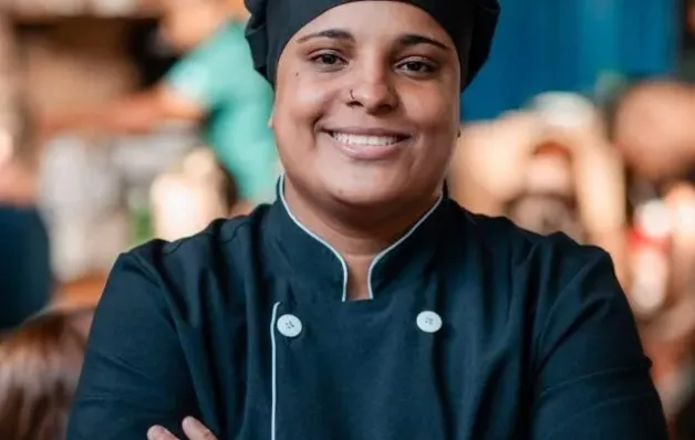 Chef Cláudia Rocha leva sabores do churrasco artesanal ao Festival São Pedro Gourmet, na Ilha das Caieiras