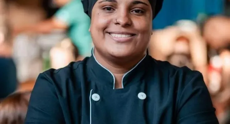 Chef Cláudia Rocha leva sabores do churrasco artesanal ao Festival São Pedro Gourmet, na Ilha das Caieiras