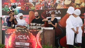 Chefs nacionais e baianos exploram a arte da culinária baiana no primeiro dia do Mesa ao Vivo Bahia 