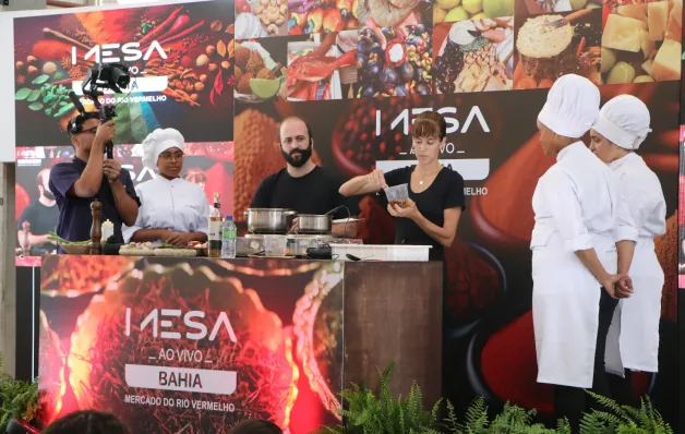 Chefs nacionais e baianos exploram a arte da culinária baiana no primeiro dia do Mesa ao Vivo Bahia 