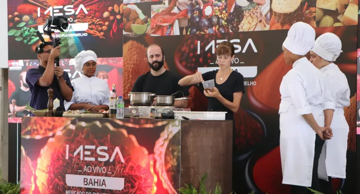 Chefs nacionais e baianos exploram a arte da culinária baiana no primeiro dia do Mesa ao Vivo Bahia 