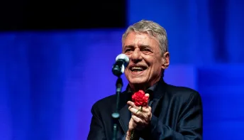 Chico Buarque capta a identidade brasileira em 'Que Tal um Samba?'