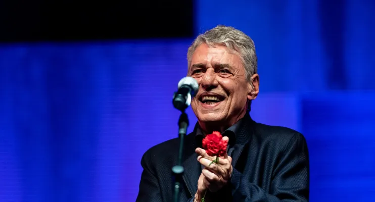 Chico Buarque capta a identidade brasileira em 'Que Tal um Samba?'