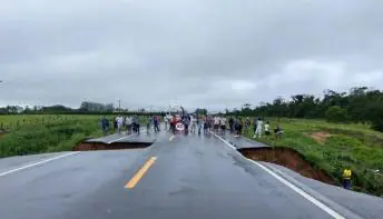 Chuva abre cratera na BR-101 e trecho é totalmente interditado em Aracruz, ES