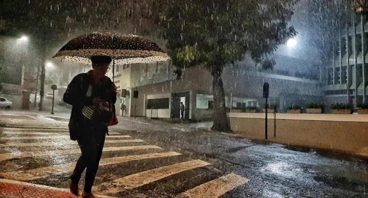  Chuva forte atinge a Grande Vitória e causa alagamentos