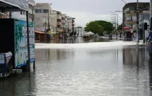 Chuva intensa surpreende Guriri e Prefeitura de São Mateus age nas primeiras horas