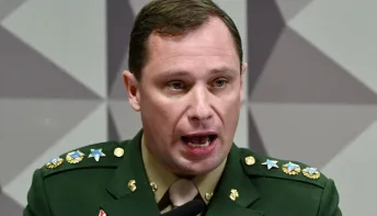 Cid ignora silêncio de Bolsonaro, chega antes à PF e estica depoimento sobre joias