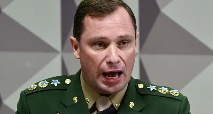 Cid ignora silêncio de Bolsonaro, chega antes à PF e estica depoimento sobre joias