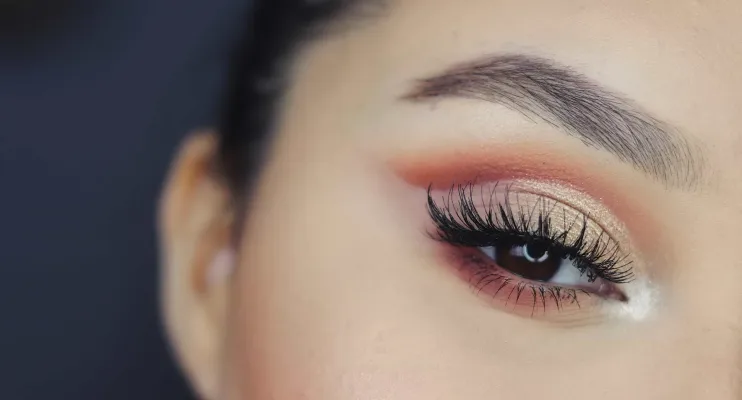 Cílios postiços podem fazer mal aos olhos?