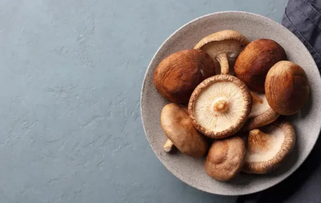 Cinco alimentos que não devem ser consumidos crus