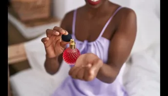 Cinco erros básicos que quase todos cometemos ao colocar perfume