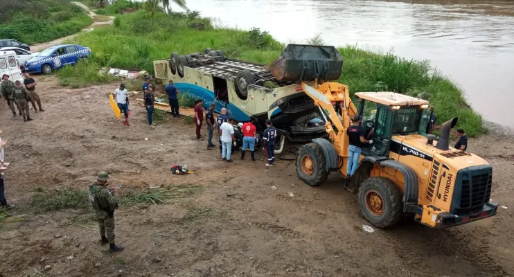 Cinco pessoas morrem e quatro ficam feridas em acidente de ônibus na Bahia