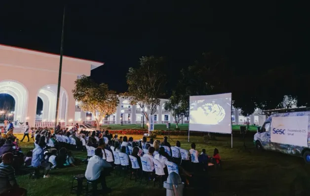 Cinema movido a energia solar leva sessão gratuita ao Sesc São Mateus