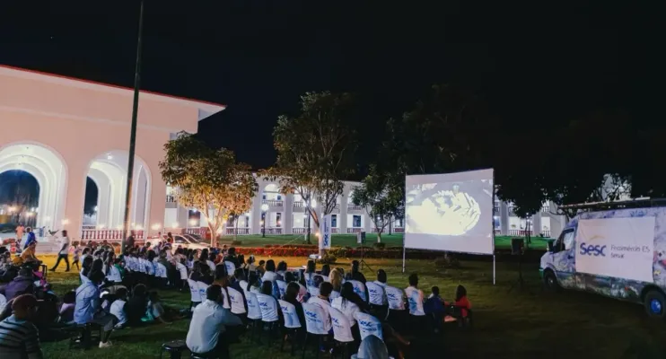 Cinema movido a energia solar leva sessão gratuita ao Sesc São Mateus