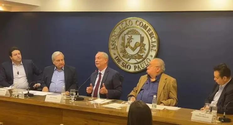 Ciro Gomes diz que Bolsonaro 'manipula' fé das pessoas