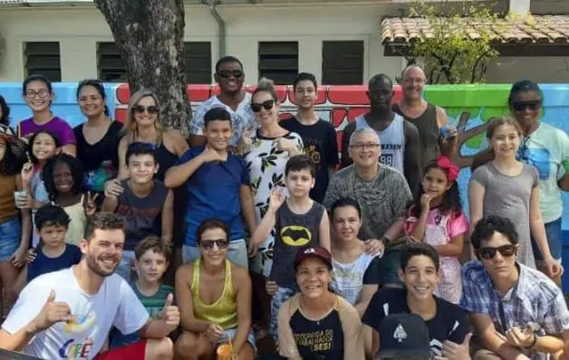 Coletivo Cores que Acolhem e ICORES revitalizam mural em Jardim da Penha