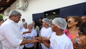 Com a missão de melhorar cada vez mais a educação da Bahia, Jerônimo inaugura escola em Saúde