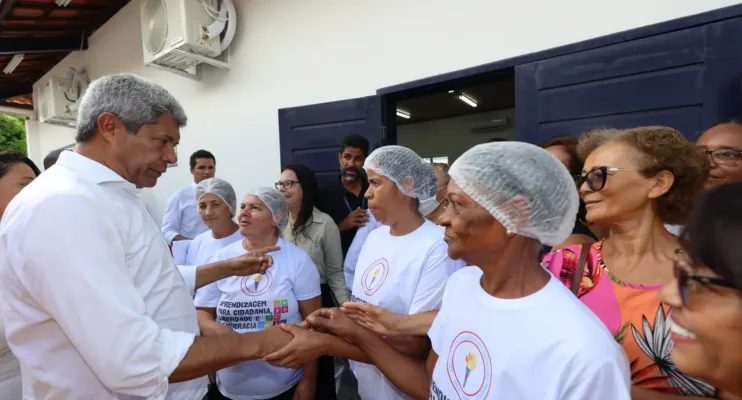Com a missão de melhorar cada vez mais a educação da Bahia, Jerônimo inaugura escola em Saúde