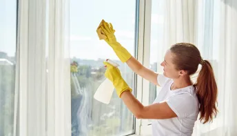 Com quatro ingredientes faz esta solução caseira para limpar as janelas
