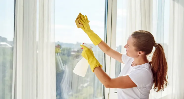 Com quatro ingredientes faz esta solução caseira para limpar as janelas