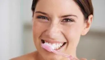 Com que frequência deve trocar a escova de dentes?