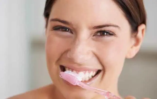 Com que frequência deve trocar a escova de dentes?